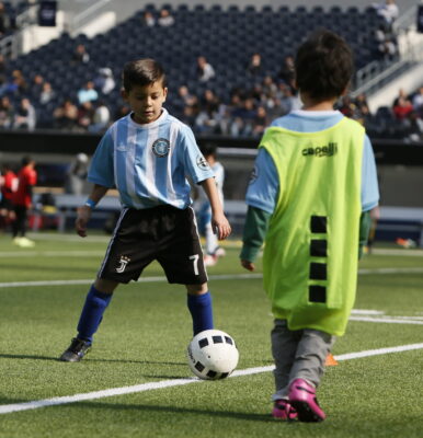 Choosing the Best Youth Soccer Program Southern California kids playing soccer Pasadena youth soccer league match in action